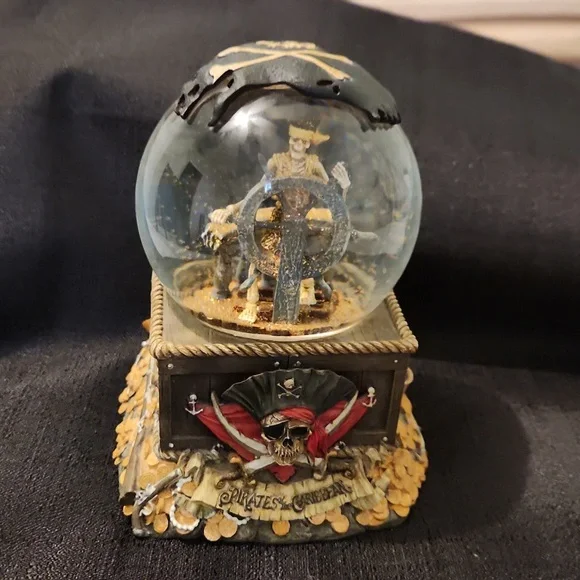 WALT DISNEY PIRATES ☠️ OF THE CARIBBEAN SNOW GLOBE. SKELETON SHIP WHEEL GLITTER - Picture 1 of 10